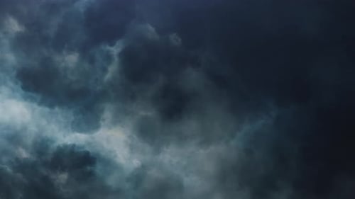 4K-Gewitter-Zeitraffer, der durch dunkle Cumulonimbuswolken am Himmel fliegt