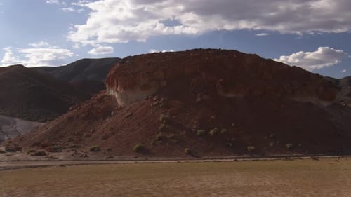 Vorbeiflug mit einer Luftdrohne an den Red Rock Hills in der Wüste von Nevada