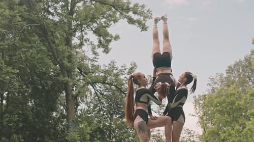 Equipo de porristas interpretando Two and Half High Pyramid