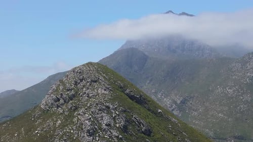 Blick auf Berggipfel mit einer Wolke, die den Gipfel bedeckt