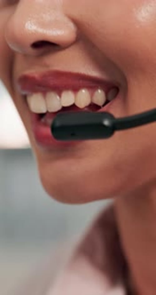 Frau, Beraterin oder Ratgeber im Kundenservice mit Mund-, Feedback- und Justizhotline bei der Justiz