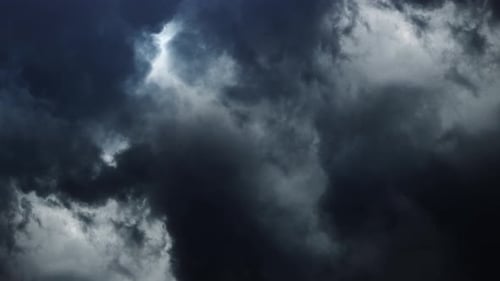 Gewitter aus 4k-Sicht in bewegten dunklen Wolken