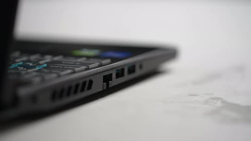 Nahaufnahme eines nicht wiederzuerkennenden Mannes, der ein Internetkabel RJ 45-Verbindungen an den Laptop anschließt