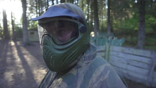 Portrait eines jungen Mannes mit Paintball-Maske auf dem Kopf zum Schutz beim Schießspiel. Farbe in Nahaufnahme...