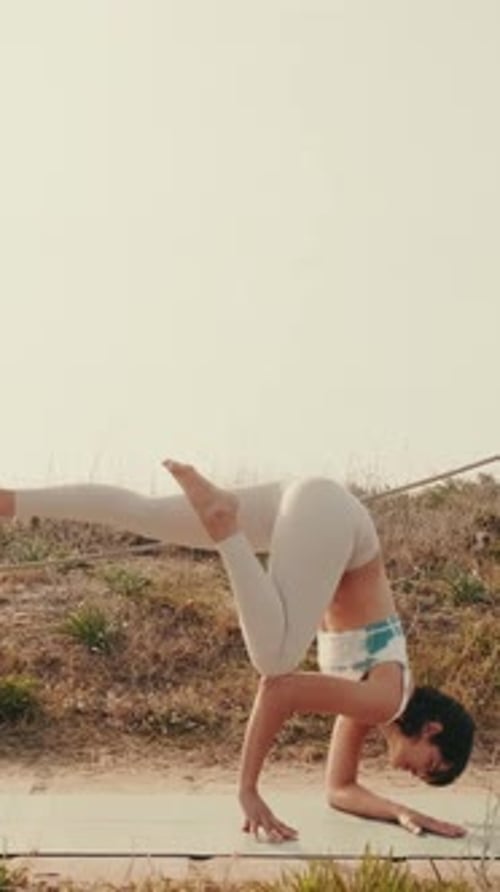 Portrait d'une magnifique jeune femme faisant du yoga en plein air, vidéo pour les cours de yoga et guide des asanas
