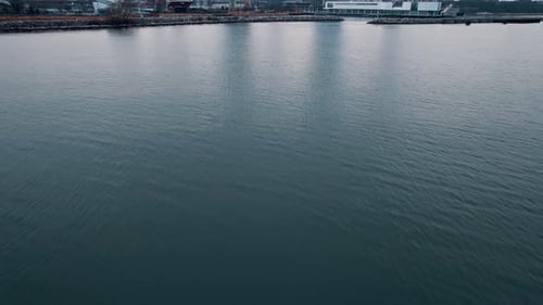 Estableciendo una vista aérea de Milwaukee Wisconsin desde el lago Michigan. Toma de tipo Cinemática capturada al amanecer