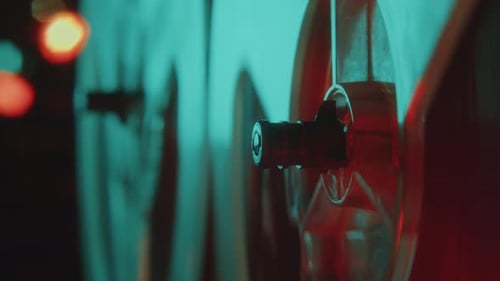 Nahaufnahme eines analogen Reel-to-Reel-Kassettenrekorders, der Musik abspielt