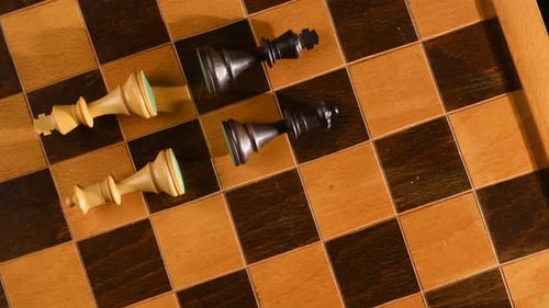 König und Königin aus dem Schachset haben das Spiel verloren, schlechte und gute Teamgegner.
