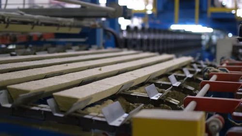 Herstellung von Sandwichpaneelen in einer Produktionslinie für Industrieanlagen bei Modern Metalwork