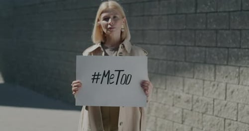 Zeitlupenporträt einer starken reifen Frau, die mich zu hält, ein Schild zur Unterstützung von Opfern sexuellen Missbrauchs