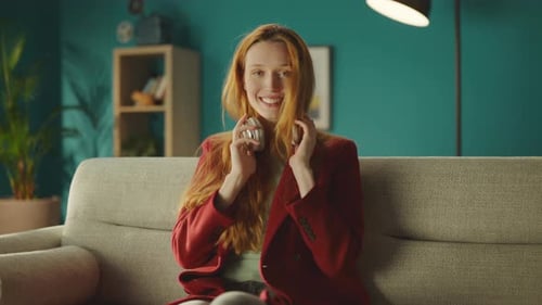 Mujer mirando a cámara y sonriendo
