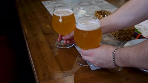 Kaltes, gefrostetes Bierglas, hochwinkelig, Nahaufnahme