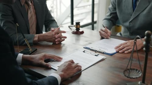 Los abogados explican y discuten asuntos de derecho y acuerdos contractuales a los clientes