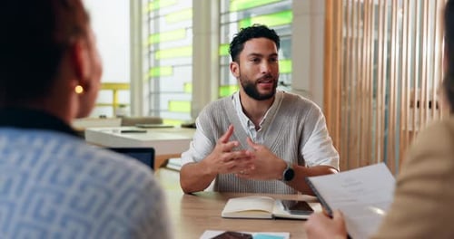 Gens d'affaires, planification et homme de réunion, de travail d'équipe ou de conversation avec feedback
