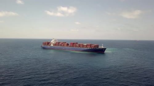 Luftaufnahmen eines Containerschiffs im östlichen Mittelmeer.