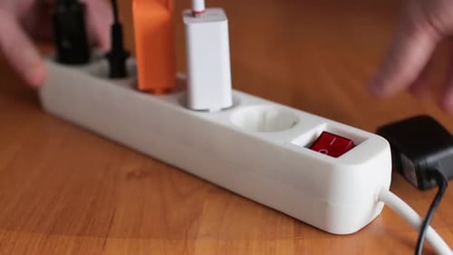 Schalten Sie die Hände aus und ziehen Sie die Kabel vom Stromschalter zu Hause ab