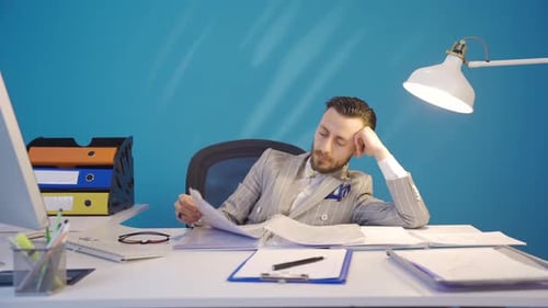 L'homme d'affaires qui s'ennuie ne veut pas travailler et est débordé.