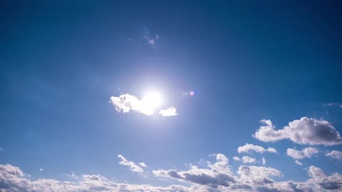 Nuages se déplaçant sous le soleil éclatant dans le ciel bleu Timelapse