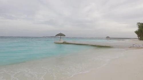 Foto de Drone de ondas quebrando na costa marítima das Maldivas. Full HD