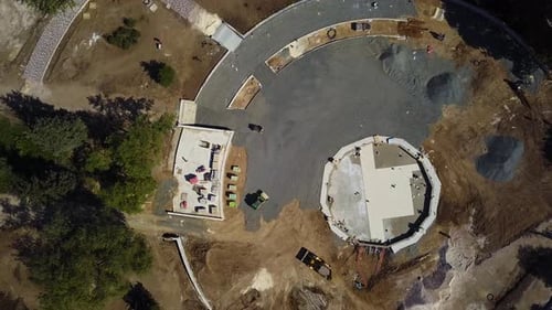 Vista aérea desde arriba del sitio de construcción en el parque con materiales de construcción, excavadoras y carretera