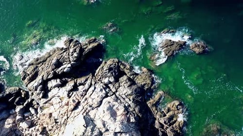 Luftaufnahme von oben auf ein transparentes blaues Meer mit schönen Wellen an sonnigen Tagen im Sommer. Meeresluft