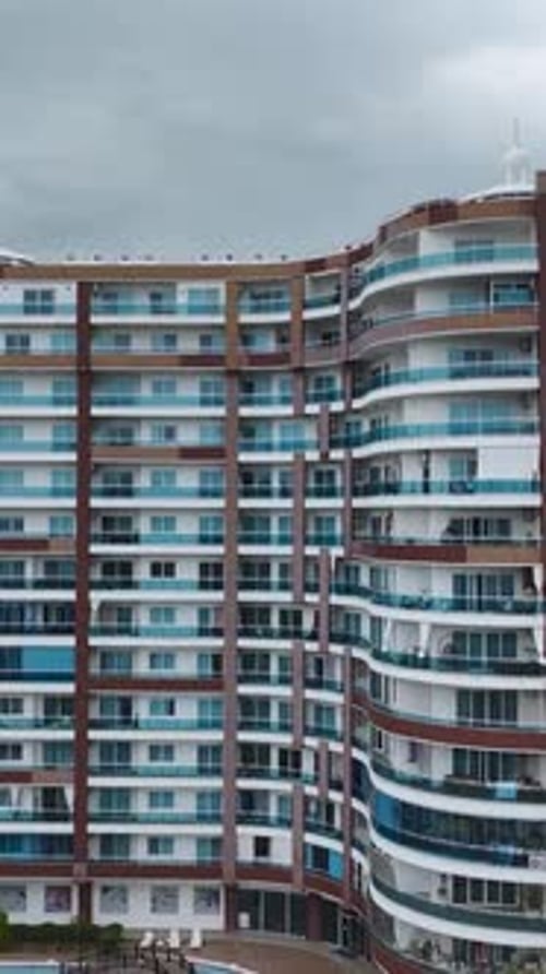 Vídeo vertical: trabajadores de la construcción y máquinas pesadas que trabajan en tareas de soldadura