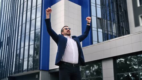 Un hombre de negocios lleno de alegría celebra la victoria, el éxito, el acuerdo, oportunidad corporativa, oficina en el centro
