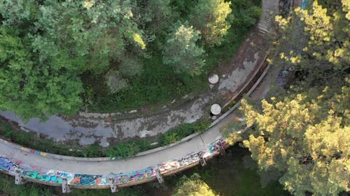 Vista aérea: pista olímpica de bobsleigh de Sarajevo en la montaña Trebević. Tiro cenital, Zumbido subiendo