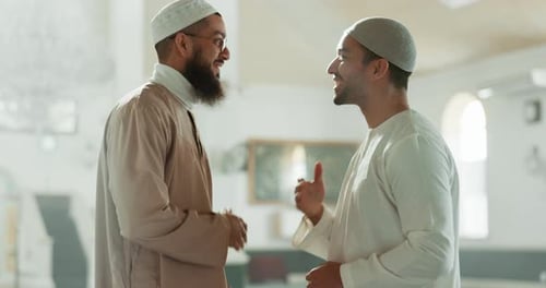 Muslim, Handschlag und Menschen in der Moschee zur Begrüßung, Konversation und Respekt in der islamischen Community