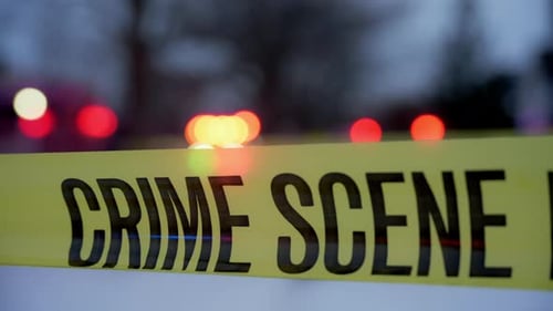 Uma cena de crime amarela brilhante não cruza a fita esticada em um ambiente urbano marcando uma