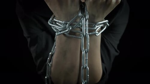 Prisonnière ligotée, femme enchaînée