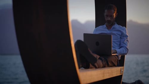 Arbeiten an einem abgelegenen Ort an der wunderschönen Küste während einer ruhigen Sonnenuntergangsstunde