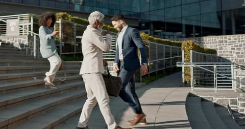 Homens de negócios, parceria e destaque na cidade, trabalho em equipe e executivo sênior com dança