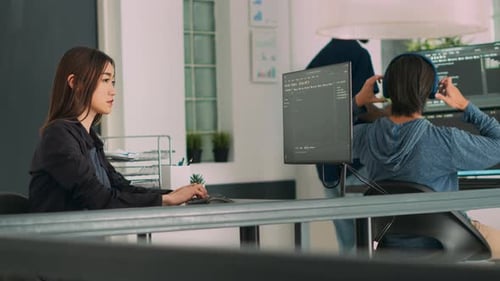 Programador de bases de datos que escribe código fuente con lenguaje de codificación en el desarrollo de TI