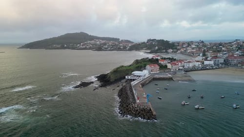 Luftaufnahme von Strand und Booten entlang der Küste, Spanien.