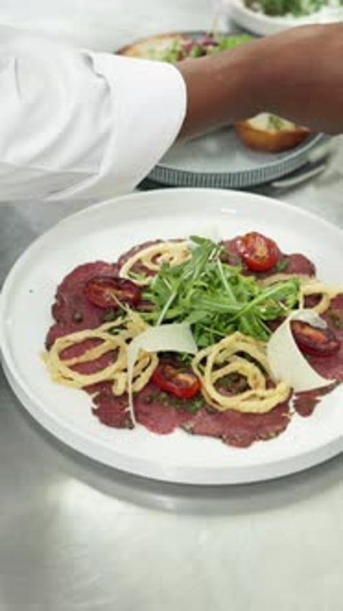 El chef, las manos y la comida en el plato para la presentación, la hospitalidad y el queso parmesano para darle sabor
