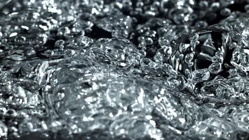 Wasserfluss und Wasserspritzer, gefilmt mit einer Hochgeschwindigkeitskamera mit 1000 Bildern pro Sekunde
