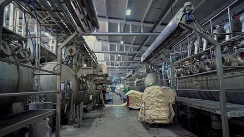 Industrieller Produktionskorridor in einer Textilfabrik