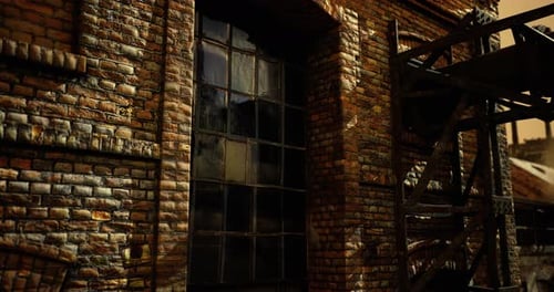 Edificio urbano de ladrillo con andamios bajo la luz del atardecer en una ciudad