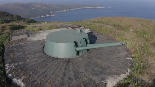 Plan en pivot aérien lent d'une unité d'artillerie lourde de 180 mm désaffectée de l'Union soviétique avec un