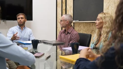 Grupo de colegas de trabalho falando na sala de reuniões no escritório