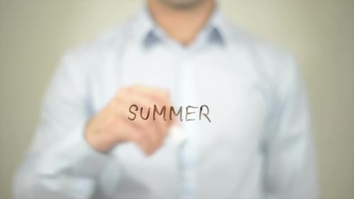 Sommer, Mann schreibt auf transparentem Bildschirm