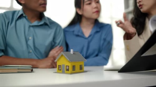 Business seller explain and calculate to wife and husband who buying real estate house properties