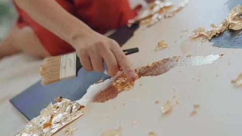 Niederländisches Metall reparieren und abbürsten