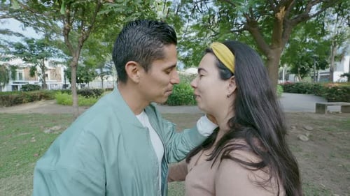 Un hombre besa a su novia