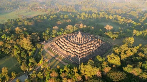 Vue aérienne du majestueux temple de Borobodur à Yogyakarta au lever du soleil en Indonésie