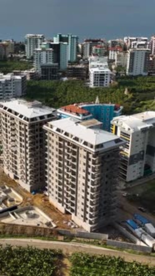 Vídeo vertical: visión arquitectónica, construcción de viviendas con colores Dramático y abundantes