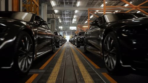 Intérieur d'une usine automobile. Carrosserie de couleur noire sur une chaîne de montage de voitures