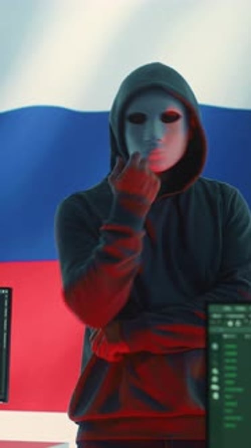 Vidéo verticale Un expert russe travaillant dans un centre de cyberopérations de haute technologie