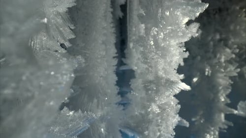 Des glaçons en cristal pointus, des flocons de neige glacés sur des stalactites à l'intérieur d'une grotte gelée